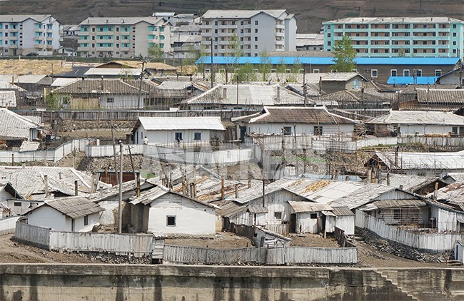 中国側から鴨緑江を挟んですぐ間近に見える恵山市内の家屋。2014年5月にカン・ジウォン氏撮影