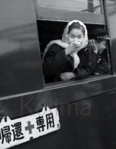 「帰還専用」列車の窓から顔を出す帰国予定の在日。新潟駅に到着した時のカットか。1962年3月、小島晴則さん撮影